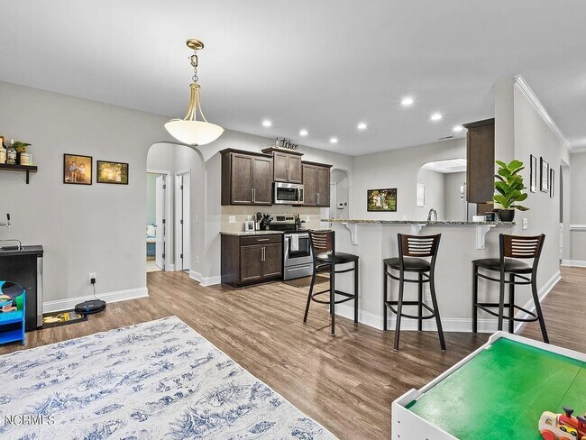 Building Photo - 615 Overland Ct