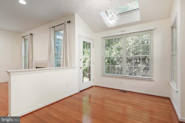 Building Photo - 11 Wedgewood Ct