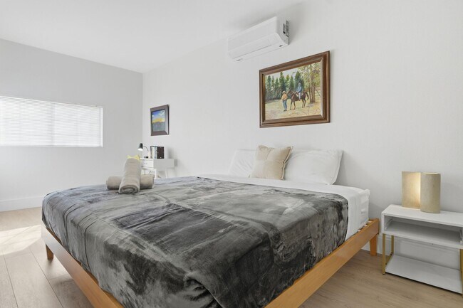 Building Photo - 4 bed with back yard in great East side location.