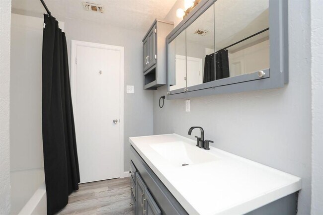 Building Photo - 3218 Cedarcrest Dr