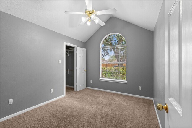 Building Photo - 805 Courtland View