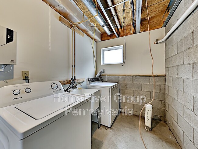 Building Photo - 172 Mountain Dr