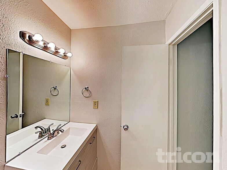 Building Photo - 7309 Hedge Dr
