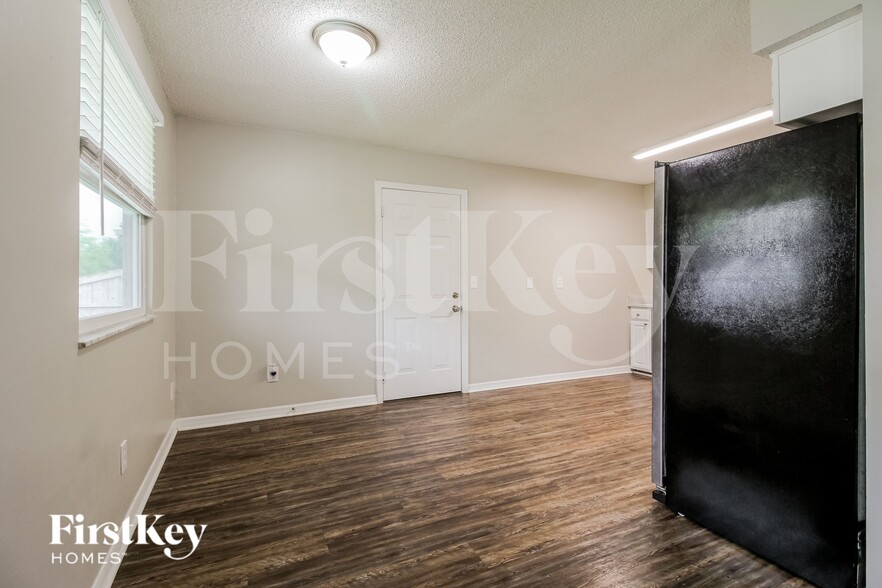 Building Photo - 7742 Club Duclay Dr
