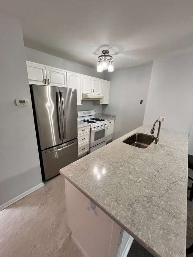 Building Photo - 2 Bd / 1.5 Bth Townhouse in Stover Mill