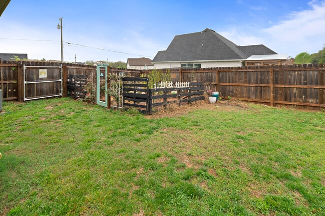 Building Photo - 305 Oleander Ln