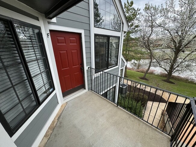 Building Photo - Sophisticated 2 Bed 2 Bath Condo with Loft...