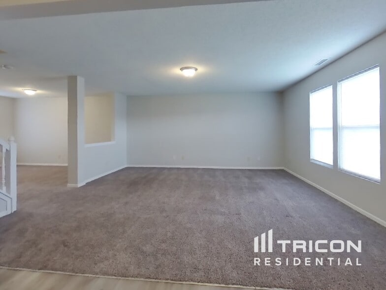 Building Photo - 11361 N Creekside Dr