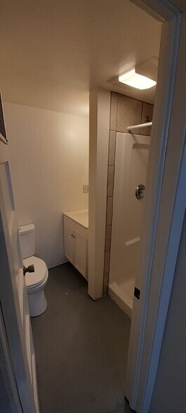 Bath 2 - 4620 N Wall St