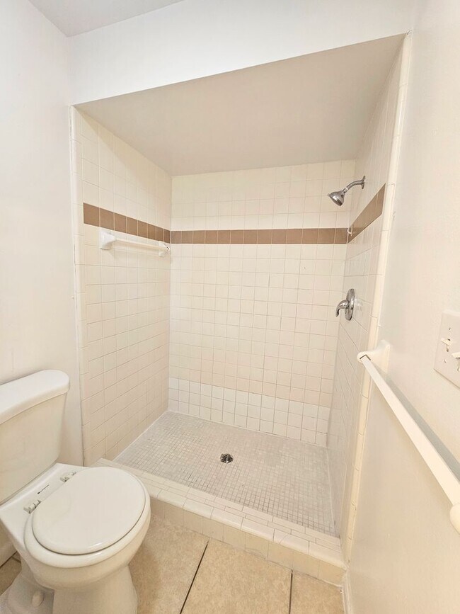 Building Photo - Beautifully Maintained 3-Bedroom Home with...