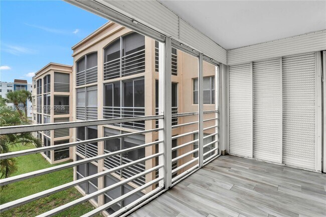Building Photo - 505 E Dania Beach Blvd