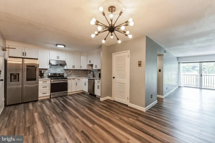 Kitchen - 1300 Army Navy Dr