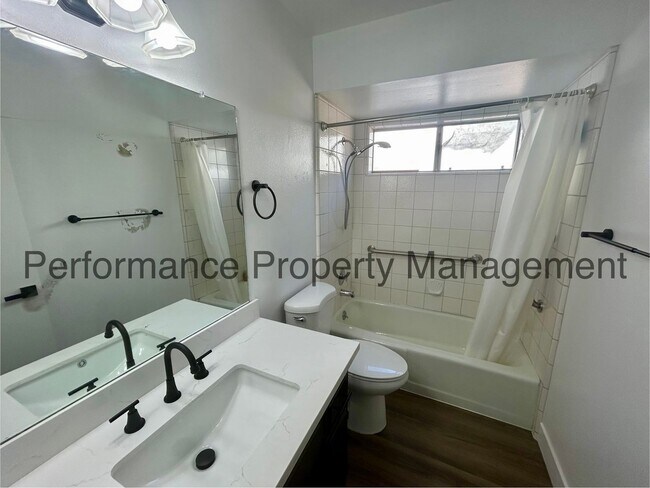 Building Photo - Stunning 3 Bed/2 Bath Split Wing Home w/ R...