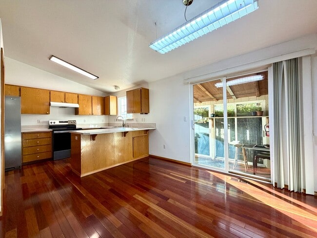 Building Photo - Cozy Ranch on Flag Lot~ Gleaming Hardwood ...