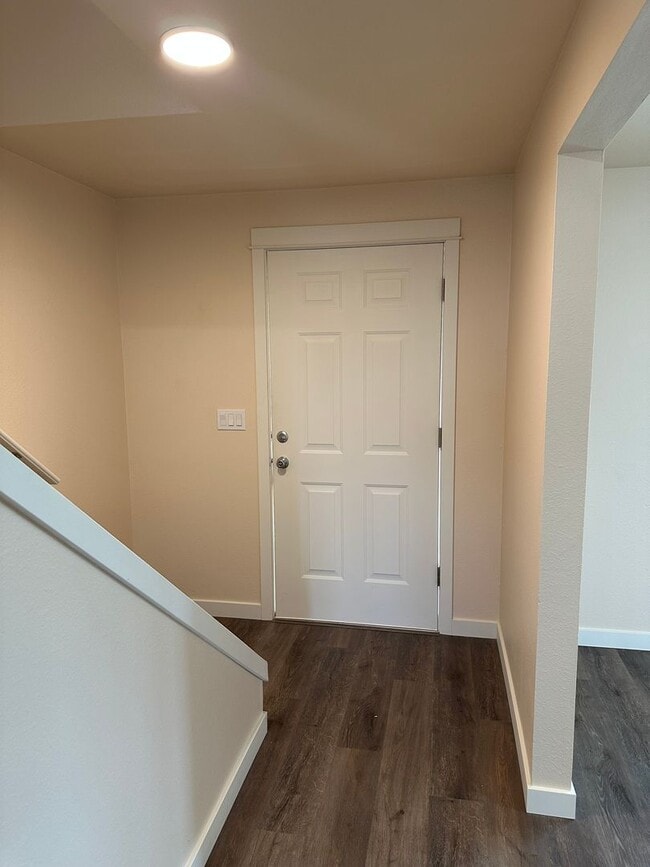 Building Photo - Beautifully updated 3 bedroom 1.5 bath dup...