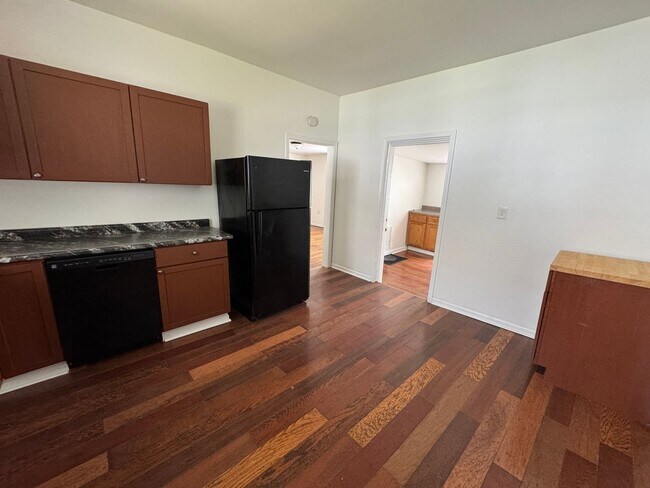 Building Photo - Near Westside 4 Bedroom 2 Bath
