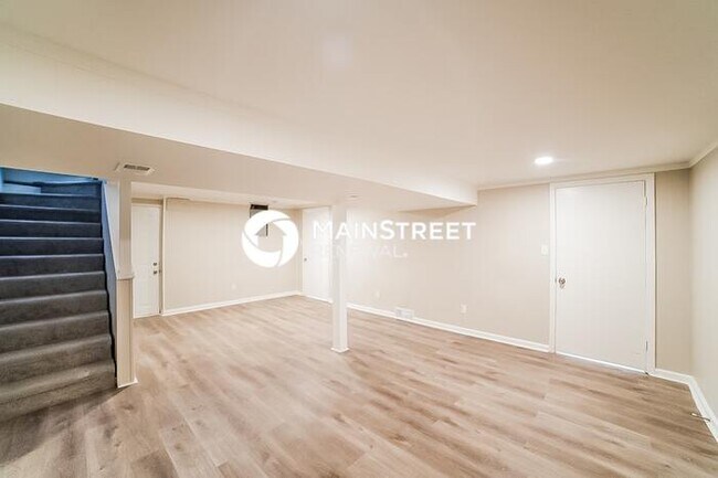 Building Photo - 2021 N York St