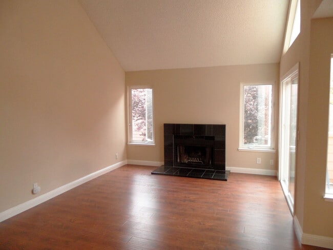 Building Photo - 3 bed/2 bath Upstairs condo! Hardwood floor, full kitchen, washer/dryer
