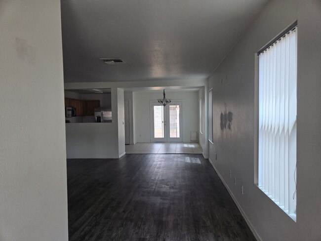 Building Photo - 3 bed, 2 bath in Surprise