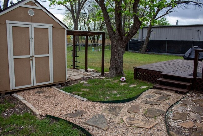 Building Photo - 208 Shaw St