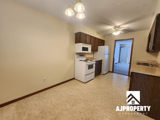 Building Photo - 2 Bedroom 1 Bathroom Near Edison Middle School