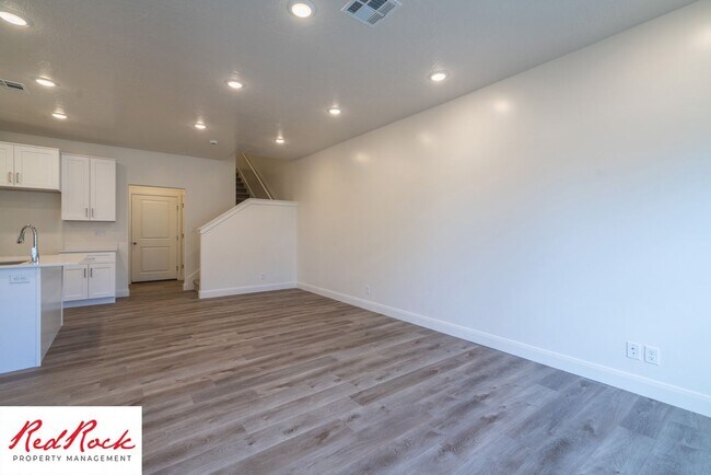 Building Photo - Stunning Spacious 3 Bedroom Unit