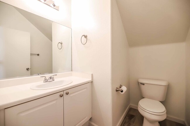 Building Photo - Modern Mountain’s Edge Townhouse with Community Amenities!