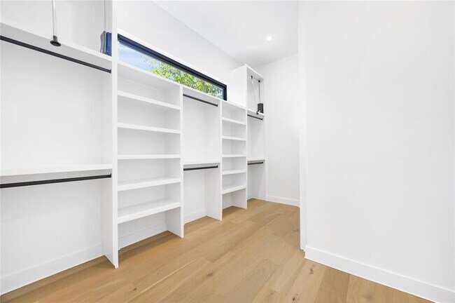 Building Photo - 2905 Westhill Dr
