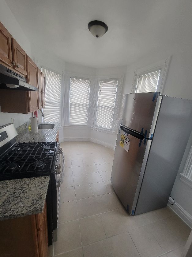 Building Photo - 1649 Dyre St