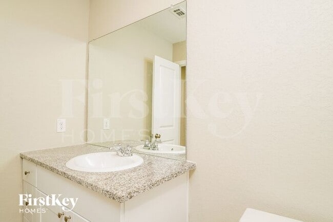Building Photo - 10703 Vinateros Dr