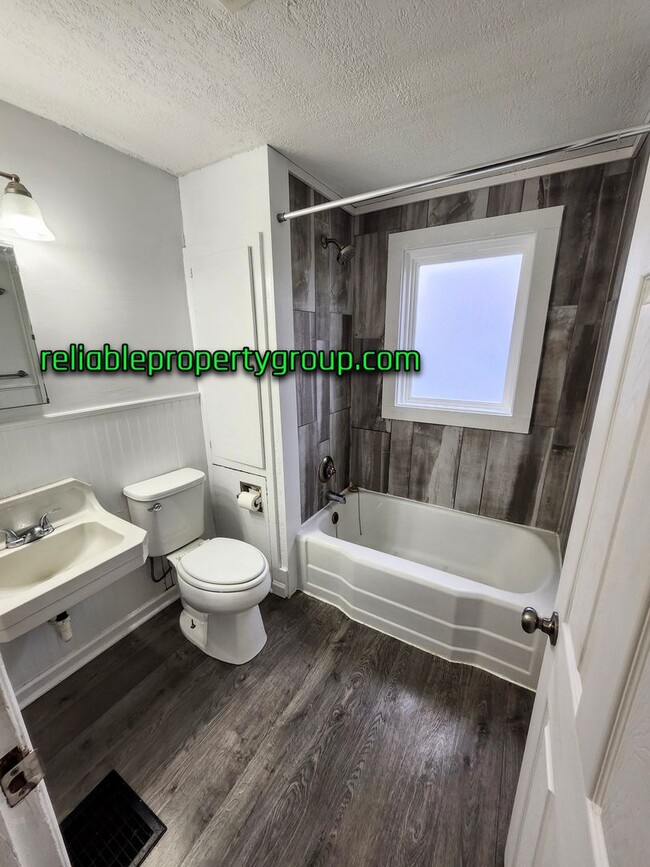 Building Photo - New Listing in Fort Wayne