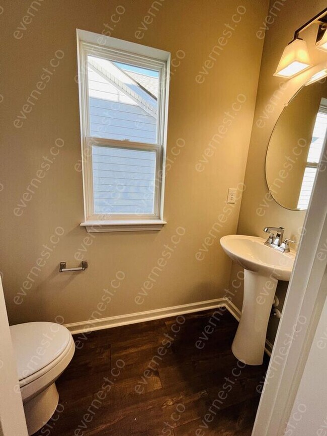 Building Photo - 4-Bedroom, 2.5-Bathroom Home with Modern A...
