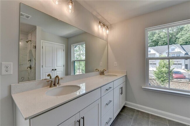 Building Photo - 400 Renwood Trl