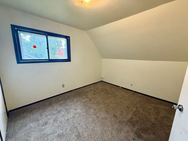 Building Photo - 902 Kickbusch St