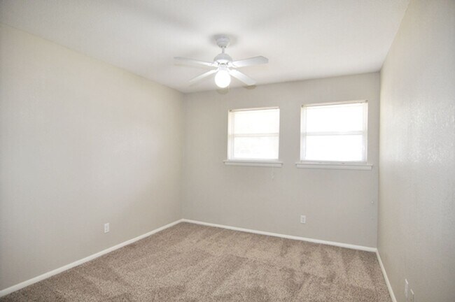 Building Photo - Beautiful spacious home in Hurst!