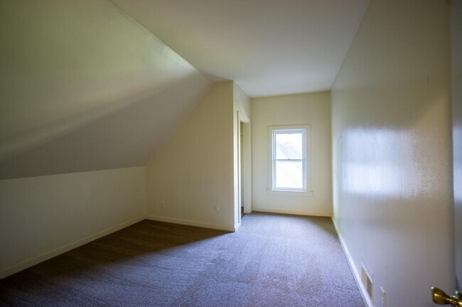 Building Photo - AVAILABLE 8/1/26  3 Story Townhouse On Qui...