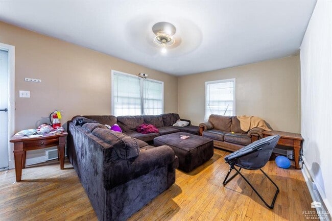 Building Photo - Close to Campus! Charming Home!