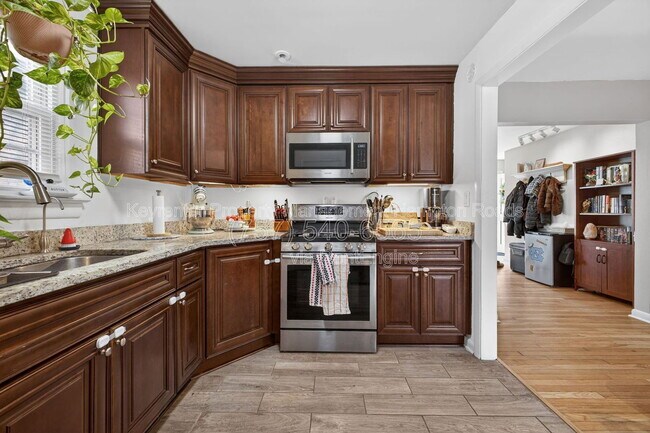 Building Photo - 1620 Melrose Pkwy