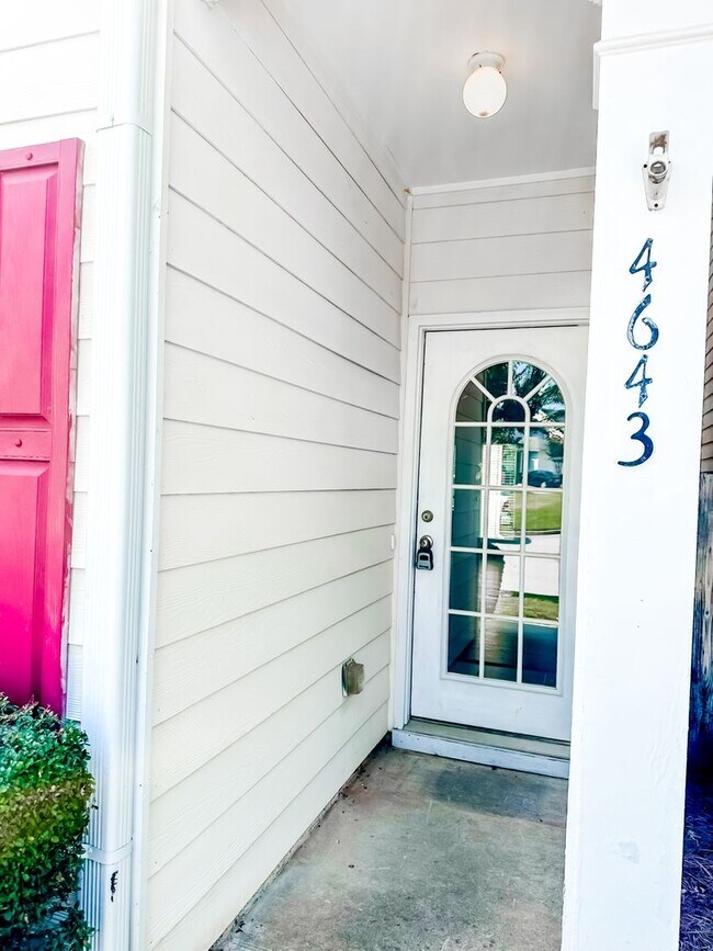 Building Photo - 3/2.5 Townhome in great Oakwood location