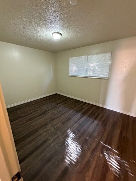 Building Photo - 3044 N Fruit Ave