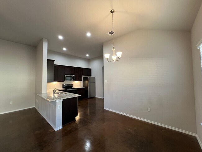 Building Photo - Beautiful Duplex in Seguin!