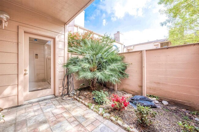 Building Photo - 2125 Augusta Dr