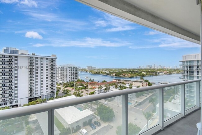 Building Photo - 3101 Bayshore Dr