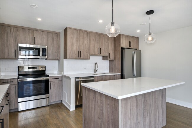 Building Photo - 227 E Walton Pl