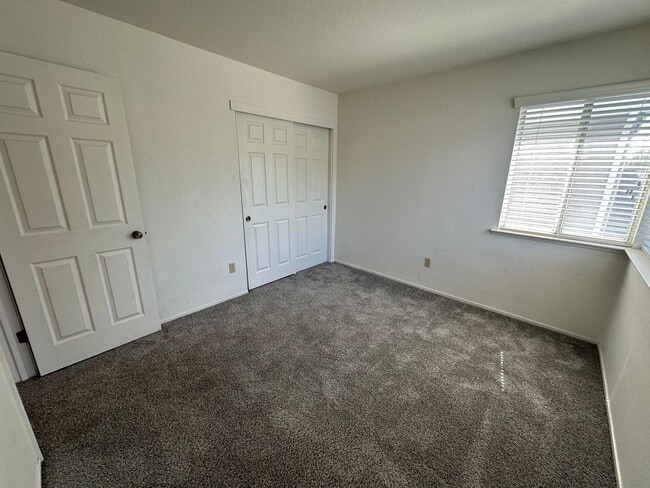 Building Photo - Beautiful 4 Bedroom, 2.5 Bath Tracy Home