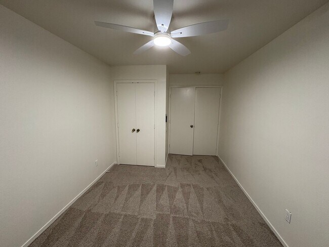 Building Photo - SW Visalia Home Available Now!