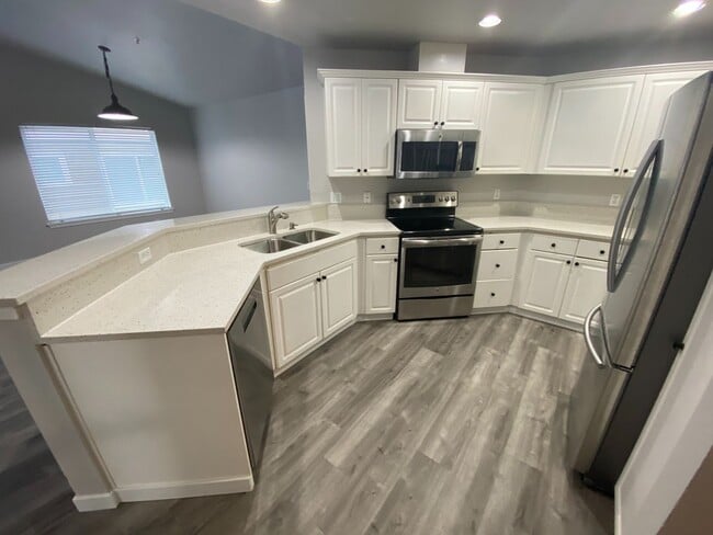 Building Photo - 2 Bedroom with a Den, 1-car oversized detached garage, DuPont Condo