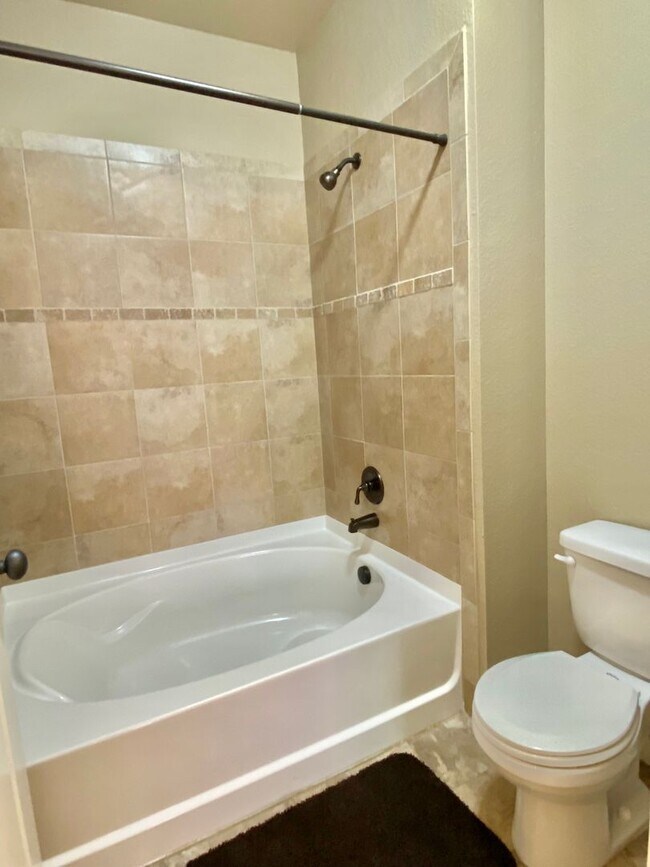 Building Photo - Fantastic 2 Bedroom, 2 Bath Ground Level C...