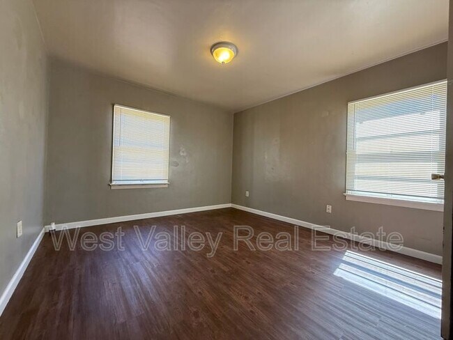 Building Photo - 511 Philippine St