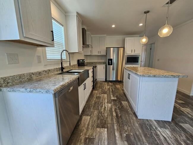 Building Photo - 6700 Hidden Oaks Dr